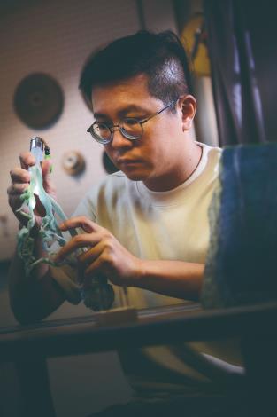 黃南強在透射的光芒中琢磨，每一寸微小的進度，都是對完美的堅持。（徐榕志攝）