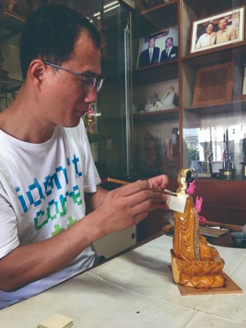 專注於神像木雕與後端製作流程。在反覆的雕刻與修整之中，張壽財建立屬於自己的節奏。（張壽財提供）