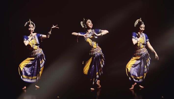 舞者利用動作呈現出「三道彎」的舞蹈架構 。圖為日籍舞者Kazuko Yasunobu的演出。（陳怡靜攝）