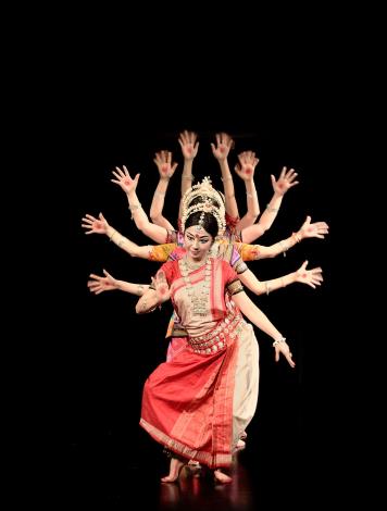 奧迪西舞蹈是印度八大古典舞蹈之一。圖為日籍舞者Kazuko Yasunobu演出情況。（陳怡靜攝）