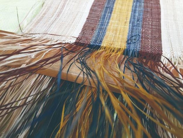 染上福木、薯榔及藍靛等植物顏色的香蕉絲織布。（陳淑燕提供）