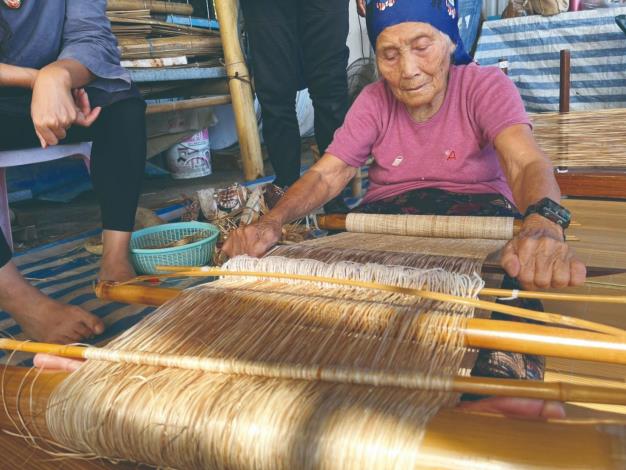 噶瑪蘭族的傳統地織機，國寶潘天利阿嬤正在織香蕉絲織布。（陳淑燕提供）