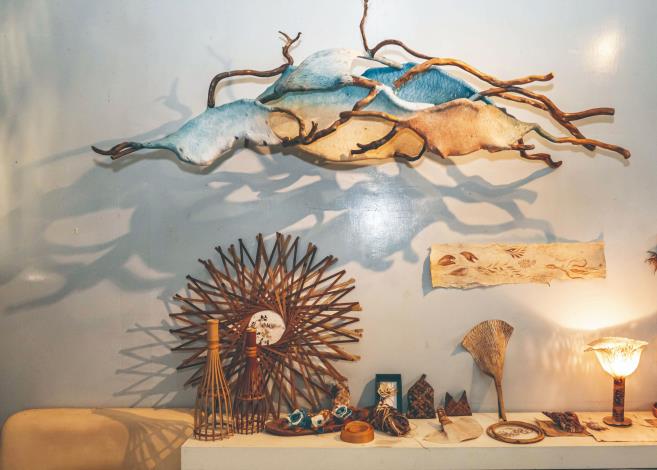 光織屋一角。淑燕和杜瓦克正在積極發展的作品，運用東海岸的漂流木和樹皮布結合而成；桌上也有半成品與材料，自然而然的展示，讓藝術有著生活感，也讓生活融合進藝術美感中。（陳韻如攝）