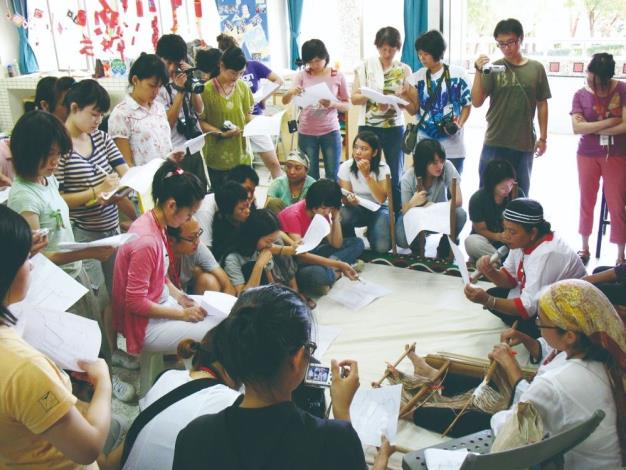 2008年，陳淑燕規劃東華與北藝大學生到新社部落進行3天2夜部落香蕉絲工作坊，邀請多位部落香蕉絲編織耆老阿嬤和媽媽來當老師，對學生及部落族人都是最深度的交流和互動。（陳淑燕提供）