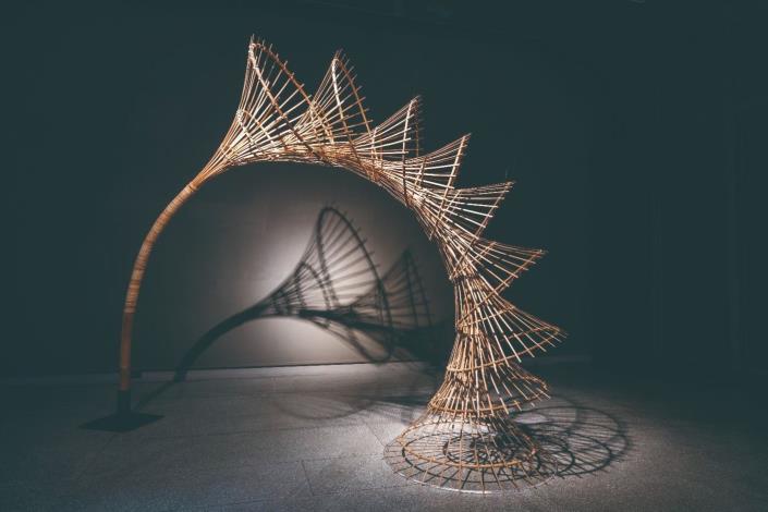 陳淑燕和杜瓦克將此男性的竹籐編工藝，發展為當代的簡樸美學工藝與藝術創作，除了延續部落工藝文化之外，也為當代人找尋心靈回歸的療癒解方。（陳淑燕提供）