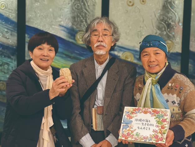 2025年參與「野芭蕉的形狀」交流座談會，陳淑燕分享臺灣東岸噶瑪蘭族人的香蕉絲編織取材和工藝特色，會後贈送福島賢伉儷一綑由噶瑪蘭族耆老阿嬤手工製作的香蕉絲線球。（陳淑燕提供）