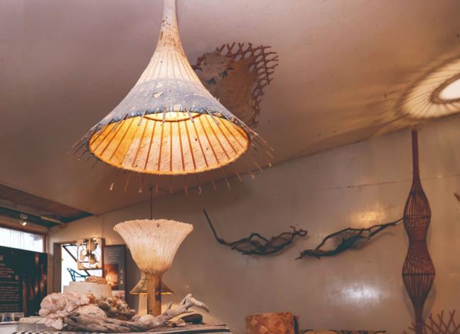 「精靈華爾滋」和「微光花樹」相對映著，運用Sanku一體成形的造型加上染色樹皮布，有如來自天上的聲音，也像是精靈的圓裙。（陳韻如攝）