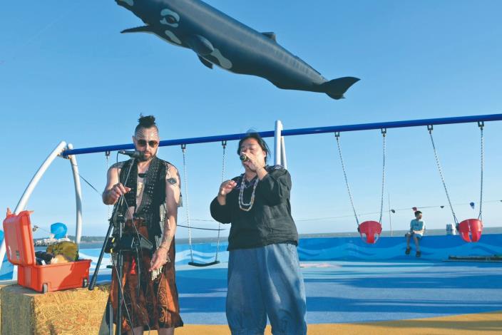 2024台南南島文化節，桑梅絹邀請紐西蘭朋友Jerome一起演出。隔天帶他去金門國際風箏節遊玩。（桑梅絹提供）