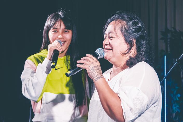 歌聲不但讓桑梅絹揚名國際，也「以歌會友」認識了許多朋友。（桑梅絹提供）