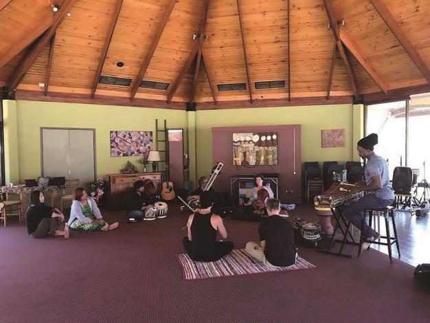 2018年赴達爾文駐村，與來自世界各國的音樂人及愛麗絲泉婦女合唱團排練中。（桑梅絹提供）