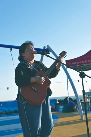 2024台南南島文化節，桑梅絹邀請紐西蘭朋友Jerome一起演出。隔天帶他去金門國際風箏節遊玩。（桑梅絹提供）