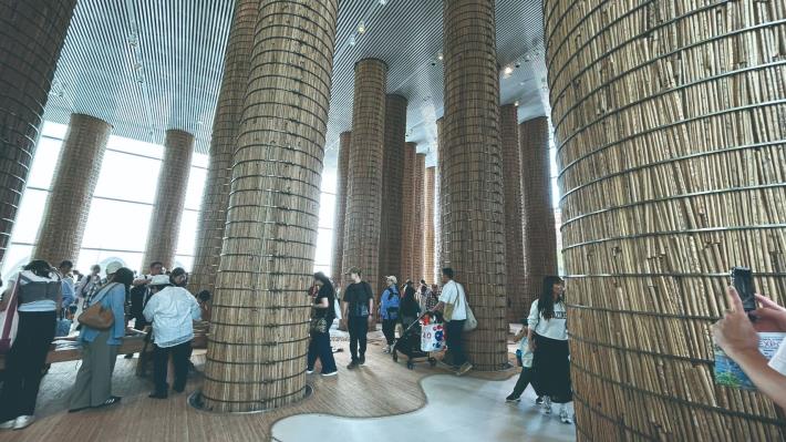 仿棕櫚樹的立柱貫穿全場，佐以各項文化與生活展示，整體設計堪稱最一以貫之。