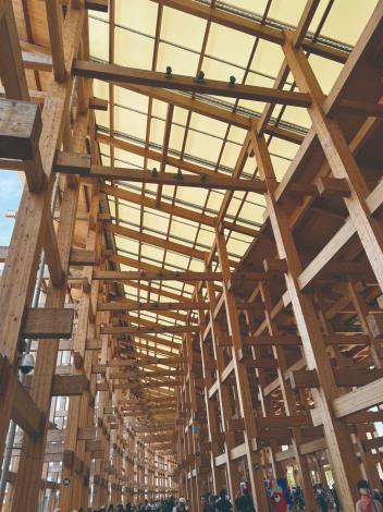 大屋根的建築靈感來自日本傳統木造建築，融合了傳統工藝概念與現代工程技術，並採用接合技法讓結構更穩定，京都的清水寺舞臺亦是同樣的建築。