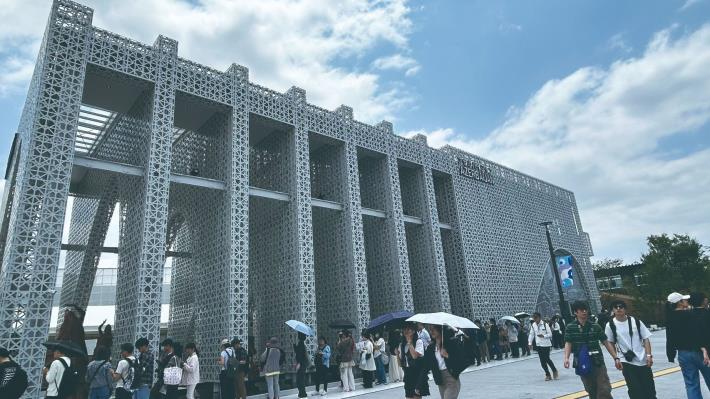 偌大館區外觀往內看，傳統窗飾圖騰帶領遊客穿過七道拱門，簡單的兩區介紹讓該國文化一覽無遺。