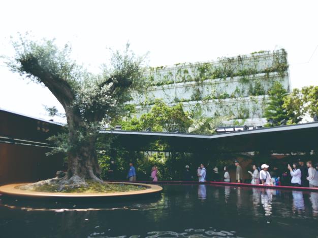 從如劇院舞臺的外觀到蜿蜒廊道揭開法國在藝文、時尚、科技等領域的精湛技藝，再以屋頂花園重現法國自然風光，鼓勵人們與大自然建立聯繫。