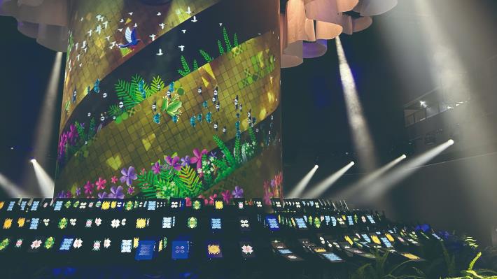 一段影片充分將臺灣來自自然深根於人民和土地的溫潤特色彰顯而出，世界知名的晶片牆和全球唯一的蘭花染色技術，呼應了TW剛柔並濟的豐沛能量。