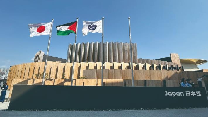 日本館大量使用日本國產木材結合傳統榫卯技法，構築出層層堆疊的木構立面。