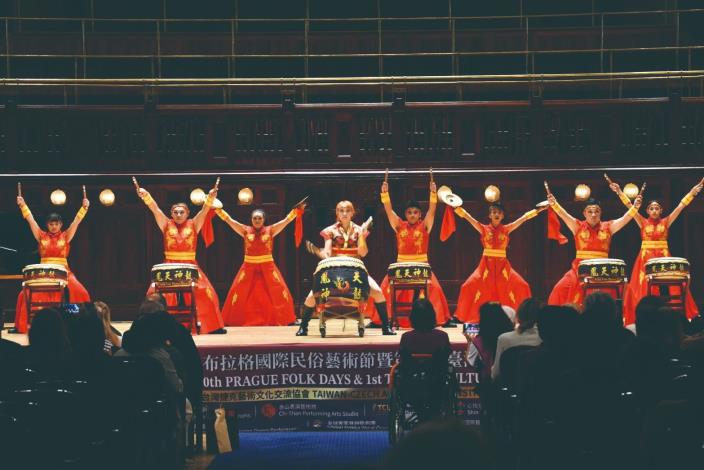鳳天神鼓《戰鼓》率先登場，鼓聲如雷，氣勢磅礡，彷彿訴說著臺灣大地的脈動與靈魂。（台灣捷克藝術文化交流協會提供）