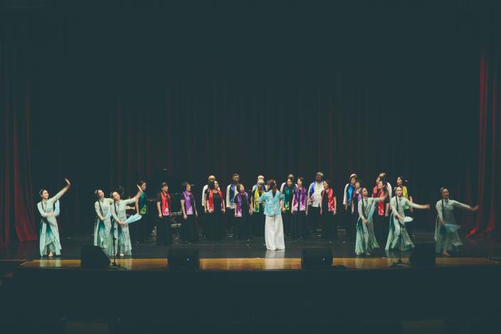 全球客家聲韻歌劇團由張堂珍團長帶領、陳玟玫教授指揮，將臺灣歌聲傳遍世界。（徐榕志攝）