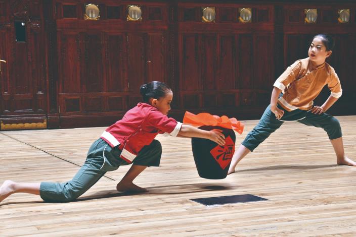 臺灣國際藝術家協會與赤山表演藝術坊攜手演出《杯底不可飼金魚》，此曲名稱為台語俗諺，象徵文化族群融合，世界一家親。由戴道恩醫師演唱、易凡珍老師鋼琴演奏。（台灣捷克藝術文化交流協會提供）