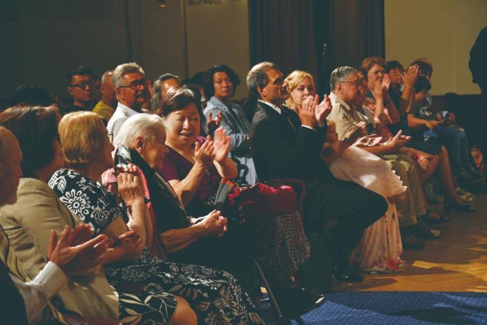 柳綉玲女士（中）精心籌辦臺灣文化日，現場嘉賓雲集，洋溢著濃厚的友誼與文化交流氛圍。（台灣捷克藝術文化交流協會提供）