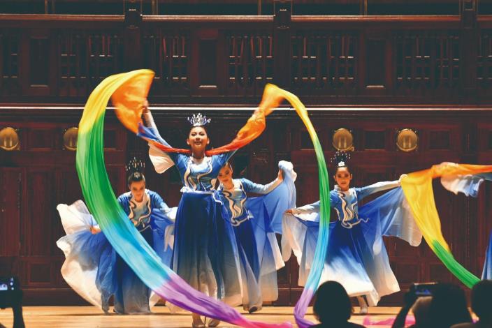 心悅舞蹈劇團領著小朋友踏上國際舞臺，開啟寬廣視野；《大魚海棠》意境唯美，讚聲不斷。（台灣捷克藝術文化交流協會提供）