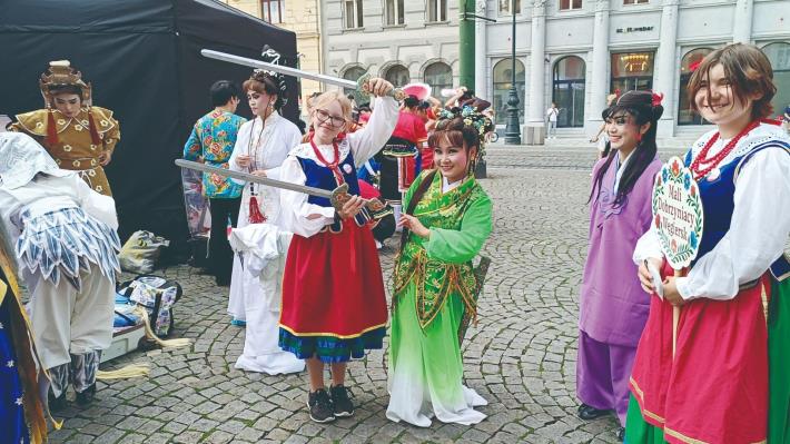 除了殿堂演出，鄉城歌仔戲團用歌仔戲與世界對話，和國際友人分享《白蛇傳》身段。（台灣捷克藝術文化交流協會提供）