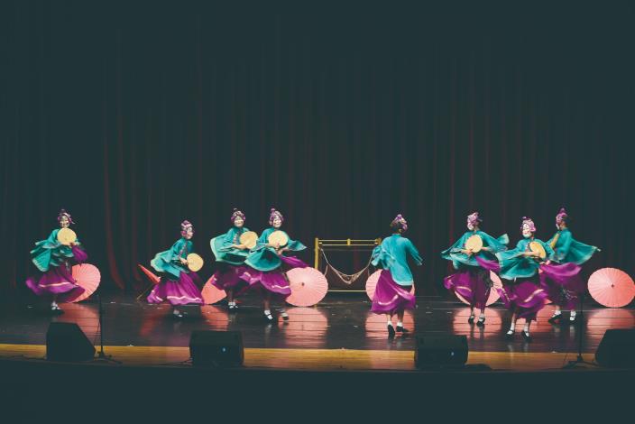 赤山表演藝術坊《阡陌赤山臺灣魂》將傳統民俗十二婆姐陣搬上舞臺，展現別具一格的視覺之美，既俏皮又神秘，令人目不轉睛。（徐榕志攝）