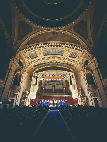 臺灣藝術團隊登上國際殿堂——史麥塔納音樂廳舞臺，傾情展現臺灣傳統文化多元風采。（台灣捷克藝術文化交流協會提供）