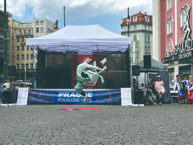 杜佳倫團長帶領五位優秀舞者演出《茉莉花開》，展現優美身姿。（台灣捷克藝術文化交流協會提供）