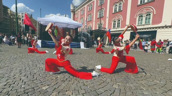 在布拉格的踩街盛會中，赤山表演藝術坊以精彩演出驚艷全場，掌聲如潮，餘韻不絕。（台灣捷克藝術文化交流協會提供）