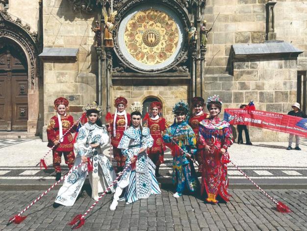 除了殿堂演出，鄉城歌仔戲團用歌仔戲與世界對話，和國際友人分享《白蛇傳》身段。（台灣捷克藝術文化交流協會提供）