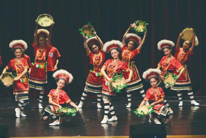 心悅舞蹈劇團與臺灣國際藝術家協會透過《原鄉情》那魯灣情歌與高山青兩首經典歌曲，融合原住民族舞蹈，豐富表達原住民族的部落文化生命力。（徐榕志攝）