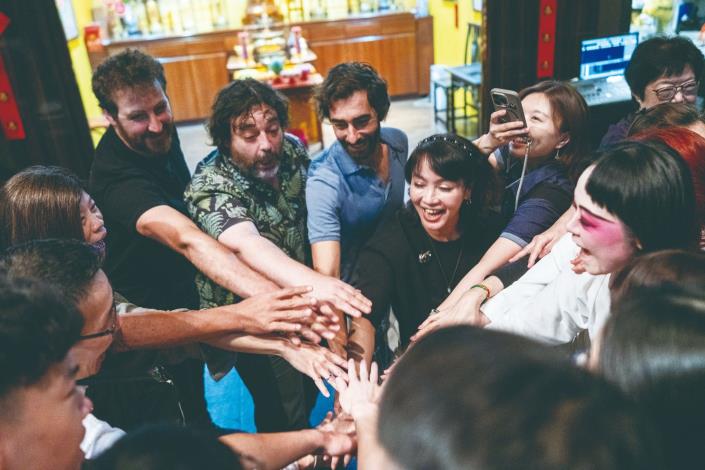 在臺灣演出前，團長和國內外工作團隊一起加油打氣。（國立傳統藝術中心提供）