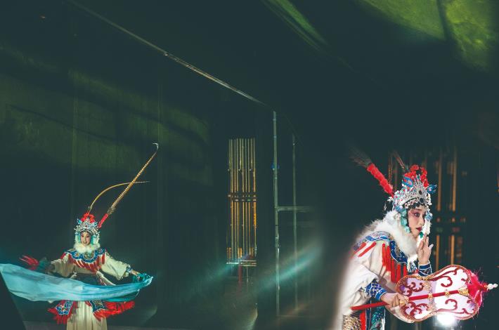 《公主與她的魔法扇》巧妙運用光影技術，讓古老的傳說延伸至當代議題。圖為謝樂飾演鐵扇公主。（葉峻瑀攝／國立傳統藝術中心提供）