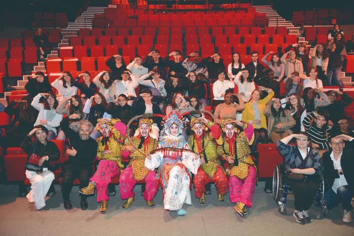 法國演出後，與巴黎第八大學學生進行座談，學生們反應相當熱烈。（國立傳統藝術中心提供）