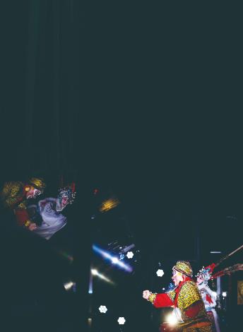 梅派青衣劉珈后擔綱《公主與她的魔法扇》中的鐵扇公主，端莊穩重的角色詮釋加上「佩珀幻象」科技，張力十足。（葉峻瑀攝／國立傳統藝術中心提供）