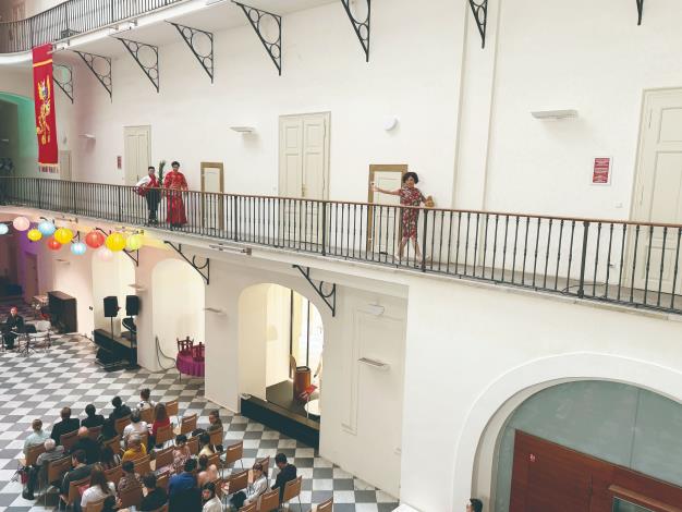 四面八方、樓上樓下都有戲，音樂家好忙、演員好忙，觀眾也忙著樂在其中。（BALLBOSS提供）