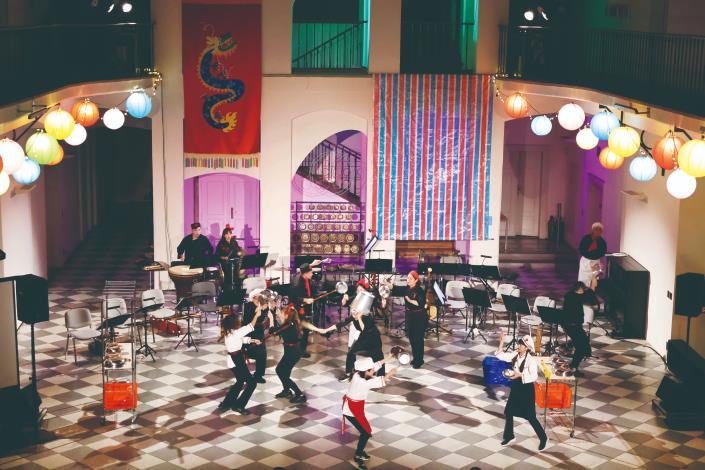 廚房器具如鍋、碗、瓢、盆、爐灶、柴火、桌椅等，除了作為場景道具，亦化身為樂器，與傳統樂器相互交織，共同營造出辦桌的熱鬧氛圍。（國立傳統藝術中心提供