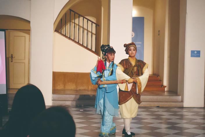 特別邀請張孟逸及江亭瑩飾演「新娘」、「新郎」角色，現場歌仔戲演出讓音樂會更有「臺」味。（國立傳統藝術中心提供）