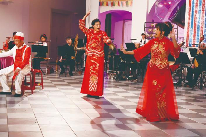 新郎新娘從拜堂到送客，一樣都沒少，呈現熱鬧溫馨的辦桌氛圍。（國立傳統藝術中心提供）