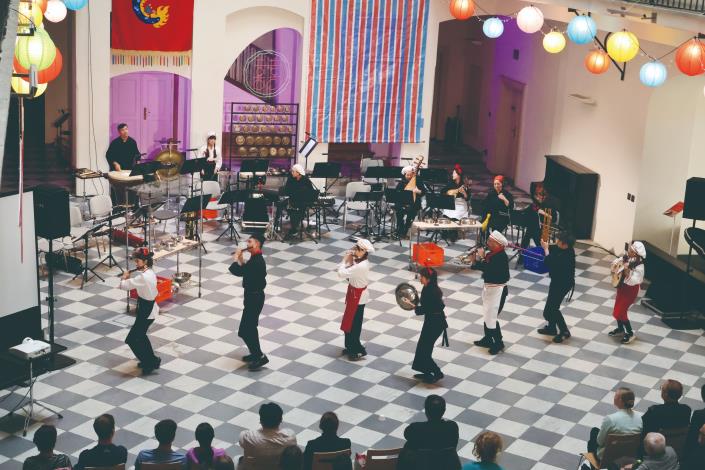 透過音樂與戲劇的融合設計，《寶島辦桌》生動呈現迎娶、買菜、料理、宴客等辦桌過程，帶給外國友人別出心裁的沉浸式體驗。（國立傳統藝術中心提供）