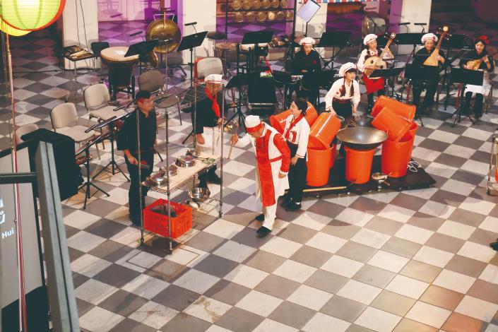 在音樂設計上，作曲家融合傳統與現代元素，以細膩的音樂語言刻畫父母在女兒出嫁時的心境——既欣喜又不捨，情緒層層遞進，使音樂更具層次與感染力。（國立傳統藝術中心提供）