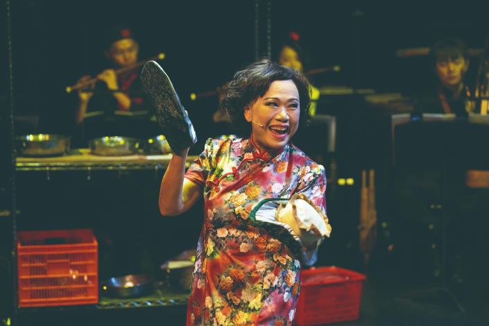 謝玉如飾演媒婆，手上的鮑魚手套令人會心一笑。（國立傳統藝術中心提供）