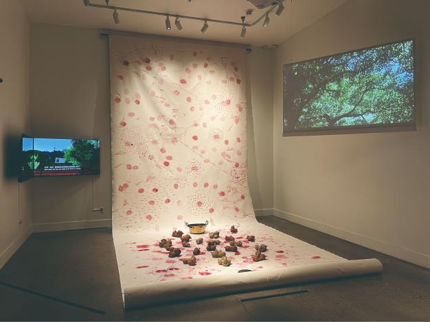 林安琪《找尋Temahahoi的路徑》：Temahahoi 是關於一群住在深山裡的女人部落神話。林安琪以此神話開啟一系列深入且批判的討論，重新探討族群與酷兒認同議題。（那高．卜沌提供）