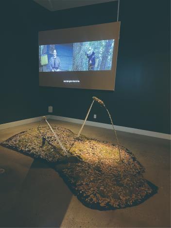 余欣蘭《我是女人，我是獵人》《動物園》：用影像捕捉獵人母親與山林的故事。傳統不是被放在玻璃櫃裡的記憶，而是活在部落生活裡的每一個當下。她透過鏡頭告訴世界：布農族的山林智慧，至今仍在日常裡靜靜延續。（那高．卜沌提供）