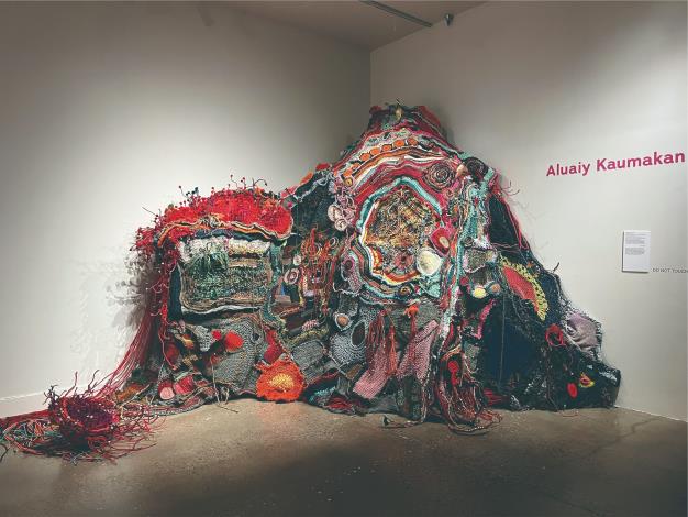 武玉玲《發芽系列一》：以繩線、珠飾與布料細細纏繞，像是在守護一顆即將發芽的種子。她用手感延續排灣族的女性工藝，也讓每一條線像是一段來自母親與祖母的叮嚀。作品溫柔而堅定，彷彿在告訴我們：只要記得自己的根，生命就會一直往上生長。（那高．卜沌提供）