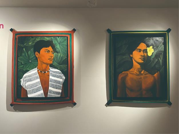 宜德思．盧信《Si Jiazigat》《Poton》：像一首首從部落流傳下來的老歌，她把家族紋飾、圖騰與傳說重新收進畫布，讓這些從小看見的形象，在遠方展場裡再次閃亮。每一幅作品，都像她在異地輕輕說的一句話：我是從族人的故事長大的，我願意把它們帶到世界的每一個角落。（那高．卜沌提供）