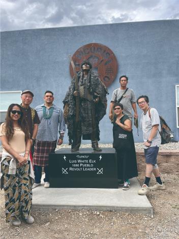 策展行程中，藝術家們一起參觀班德利爾國家遺跡保護區（Bandelier National Monument）參觀古普韋布洛人的岩畫、被稱為地穴（kivas）的祭典儀式建築。（那高．卜沌提供）