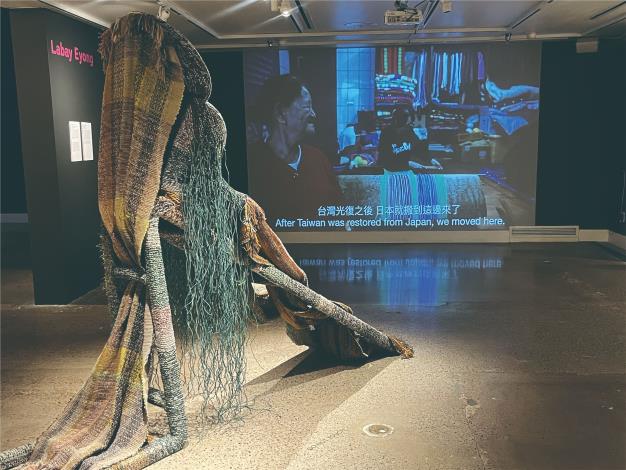 林介文《裹山》《康芮小姐》：Labay的作品像是把自然當成一個朋友來描繪，《裹山》裡的山像能被擁抱、被照顧的生命；《康芮小姐》則像是風化身成女孩，帶著情緒在大地上走動。她以溫柔的筆觸呈現部落長輩常說的話，山和風也是我們的親人，要用心聽他們說什麼。（那高．卜沌提供）